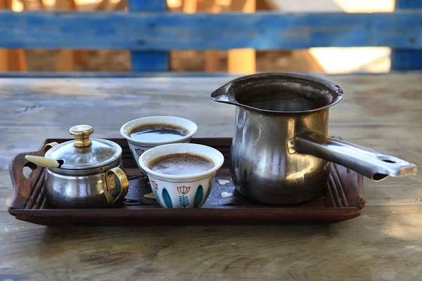 Ένας Δίσκος Δύο Φλιτζάνια Λιβάνου Παραδοσιακό Καφέ Έναν Καφές Βραστήρα — Φωτογραφία Αρχείου
