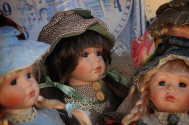 Yeşil elbiseli ve şapkalı güzel bir bebek..
