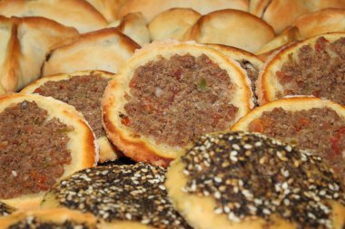 Lübnan bir ürün yelpazesine gıda pişmiş, ıspanak, Mankoushe ile zaatar, sebze ve et küçük pizza kıyılmış.