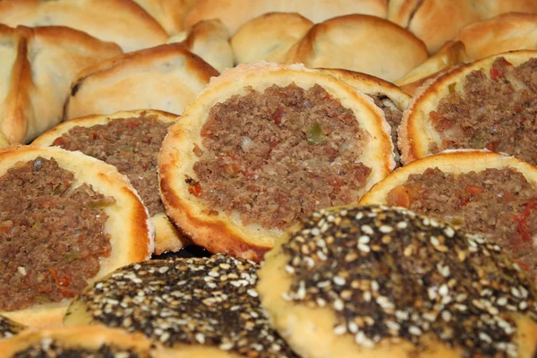 Asortyment Libański Jedzenie Pieczone Ciasta Mankoushe Zaatar Szpinak Mielonego Mięsa — Zdjęcie stockowe