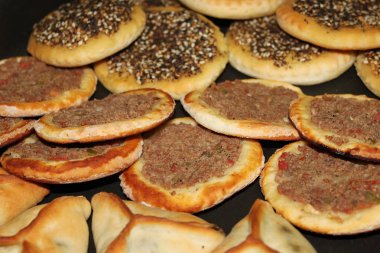 Bir ürün yelpazesine Lübnan pişmiş gıda, ıspanaklı börek, manakish Zaatar mülteci ile ve kıyılmış et küçük pizza.