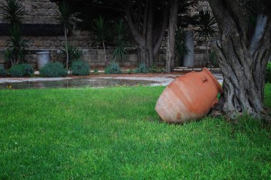 Lübnanlı bir bahçe bir geleneksel kil kavanoz.