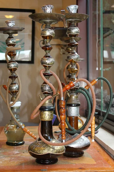 Drie Sierlijke Shisha Waterpijpen Tentoongesteld — Stockfoto