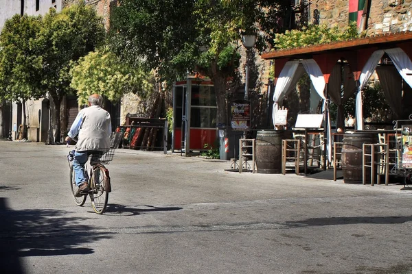 Bevagna Italien Juli 2014 Gammal Man Cykla Bevagna — Stockfoto