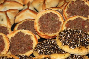 Lübnan bir ürün yelpazesine gıda pişmiş, ıspanak, Mankoushe ile zaatar, sebze ve et küçük pizza kıyılmış.