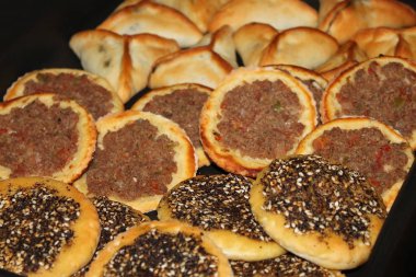 Lübnan bir ürün yelpazesine gıda pişmiş, ıspanak, Mankoushe ile zaatar, sebze ve et küçük pizza kıyılmış.
