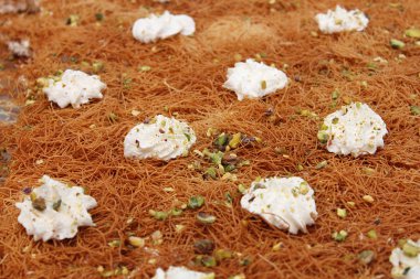 Esmalliyeh, geleneksel Lübnan pasta bir tepsi.