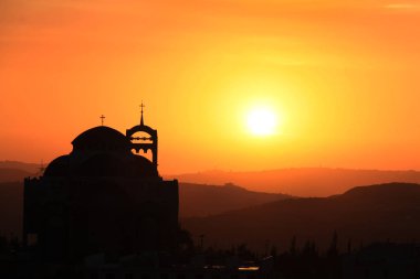 Gün batımı sırasında Lübnan'daki Katedrali.