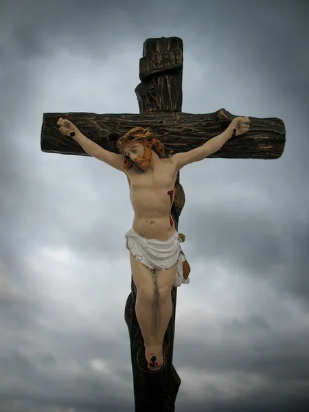 Estatueta Jesus Crucificado Contra Céu Nublado Sombrio — Fotografia de Stock