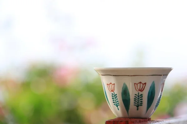 Tradiční Libanonský Šálek Kávy Květinovém Pozadí — Stock fotografie