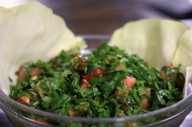 Bir kase tabbouleh, en popüler Lübnan salatası..