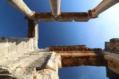 Lübnan 'ın Bziza kentindeki Azizos Tapınağı' ndaki iyi korunmuş Roma sütunları, Lübnan 'ın kültürel ve tarihi mirasını yansıtan tarihi bir arkeoloji sahası..