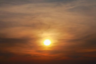 Gün batımında bulutların arkasında güneş