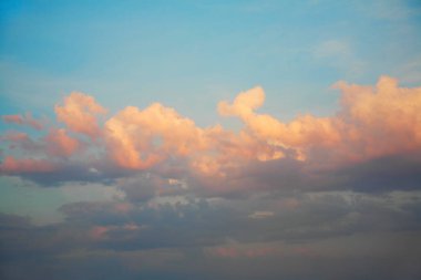 Gün batımında bulutlu güzel bir gökyüzü