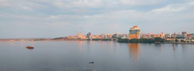 Dnepropetrovsk, Dnieper Nehri kıyısında şehir panoraması
