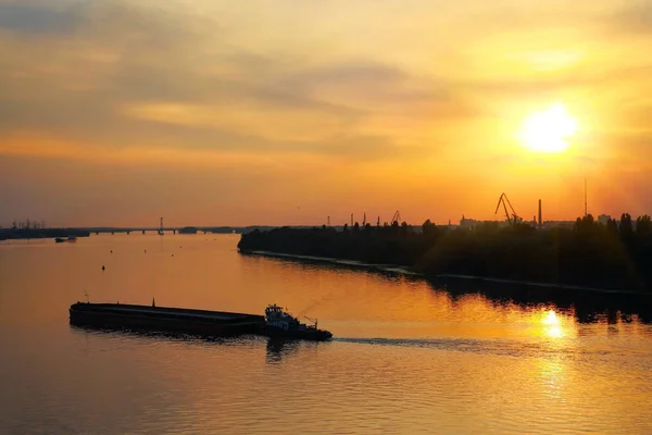 Endüstriyel Manzara Mavna Yelken Günbatımı Nehir Üzerinde — Stok fotoğraf