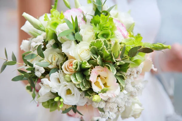 Sposa Sta Tenendo Bouquet Sposa — Foto Stock