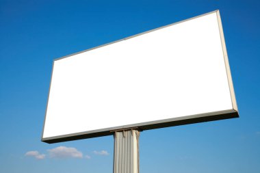 mavi gökyüzüne karşı billboard