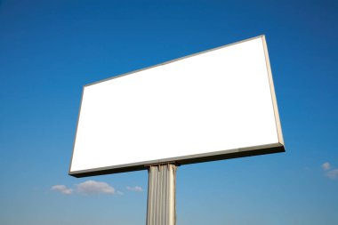 mavi gökyüzüne karşı billboard