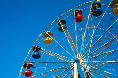 Mavi gökyüzüne karşı dönme dolap