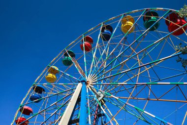 Mavi gökyüzüne karşı dönme dolap