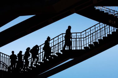 Gökyüzü merdivenlerde insan siluetleri