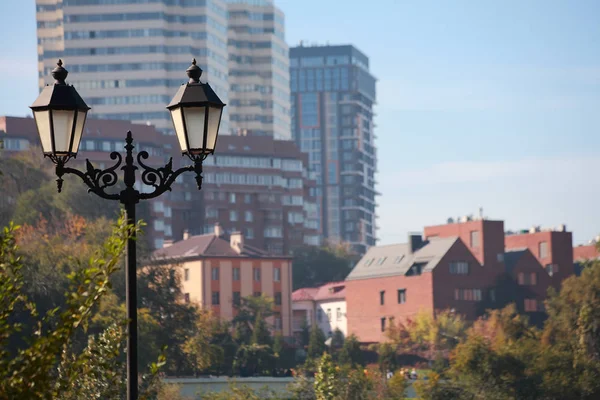 Lampy Uliczne Tle Budynków Wielokondygnacyjnych Zbliżenie — Zdjęcie stockowe