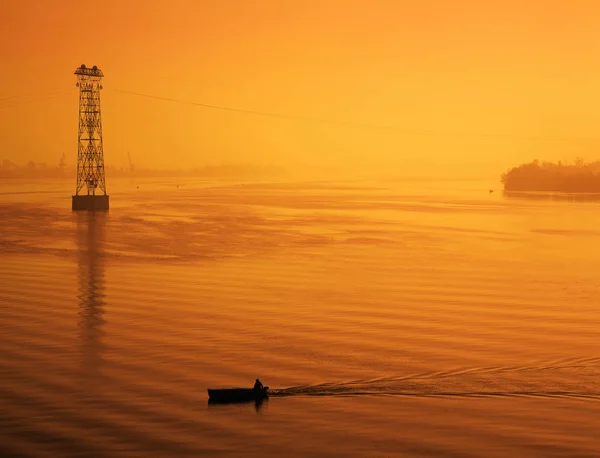 産業景観 日没でボートに乗って漁師 — ストック写真