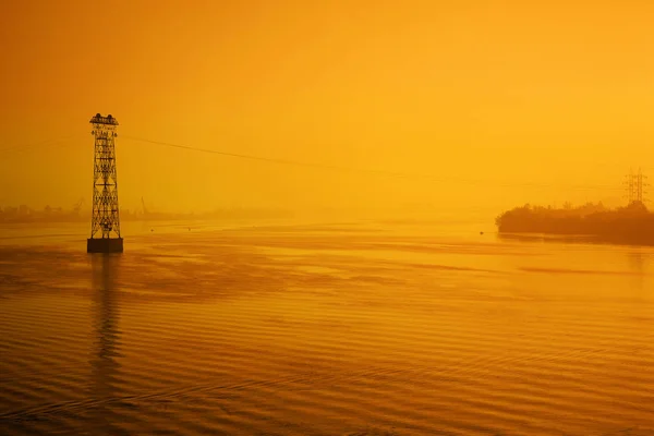 高電圧ライン川の向こうの夕日の産業景観 — ストック写真