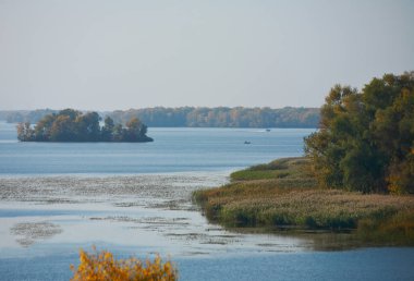 Manzara, nehir üzerindeki adalar