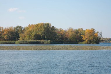 Manzara, nehir üzerindeki adalar
