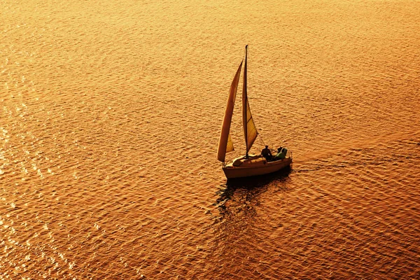 Jacht w zachodzącym słońcu — Zdjęcie stockowe