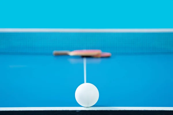 Pelota Para Ping Pong Encuentra Mesa Tenis Cerca — Foto de Stock