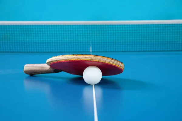 Raqueta Para Tenis Mesa Color Rojo Una Pelota Sobre Una — Foto de Stock