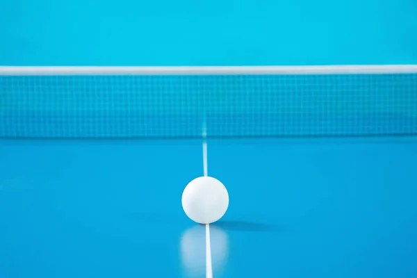 Мяч Пинг Понга Лежит Теннисном Столе Крупным Планом — стоковое фото