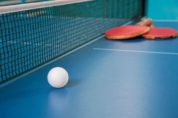 Schläger Für Tischtennis Roter Farbe Und Ein Ball Auf Einer Stockbild