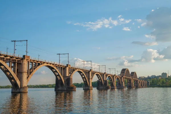 Eisenbahnbrücke Merefa Cherson Über Den Dnjepr Dnjepropetrowsk Ukraine Stadtlandschaft lizenzfreie Stockfotos