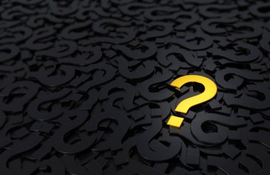 Parlak bir altın soru işaretinin üç boyutlu çizimi dağınık bir yığın siyah soru işaretinin üzerinde duruyor. Sığ DOF