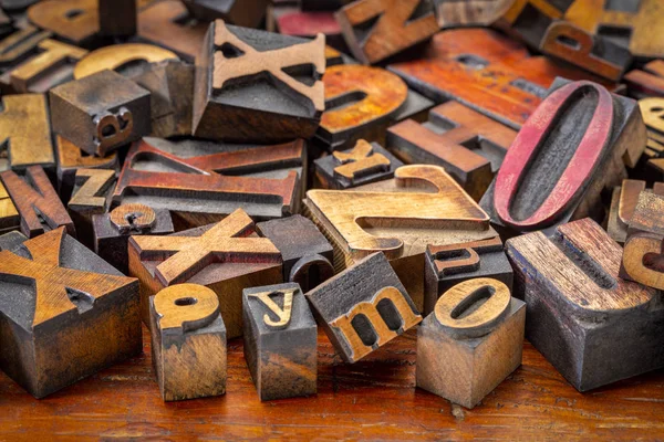 アルファベット要約 ランダムな活版木製型ブロック 混合フォント 平面図の印刷の背景 — ストック写真