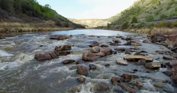 Rodeo Hızlı Colorado Nehri Üzerinde Burns Colorado Bahar Sahne Uçan — Stok video