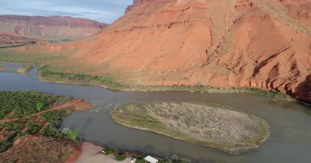 Rivière Colorado à Rocky Rapid au-dessus de Moab, Utah - vue panoramique aérienne 