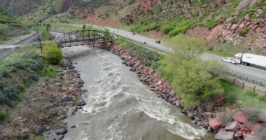 Colorado Nehri ve I-70 karayolu Güney Kanyonu aşağıda Glenwood Springs, Colorado, havadan görünümü