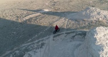 Erkek bisikletçi engebeli Kuzey Colorado çayır - gün batımında uzun gölgeler ile ek yükü havadan görünümü şişman bir bisiklet sürme