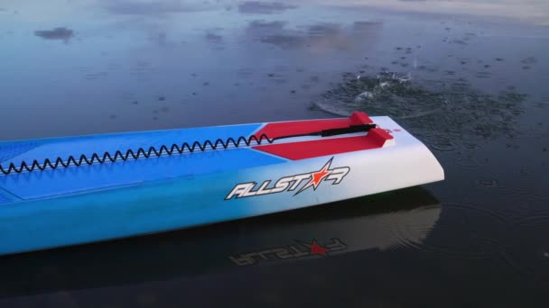 レースは夕暮れ時 突然水スプラッシュ 2018 モデルのすべて星は 右舷での Sup と穏やかな湖 Paddleboard に立ち上がるフォート コリンズ — ストック動画