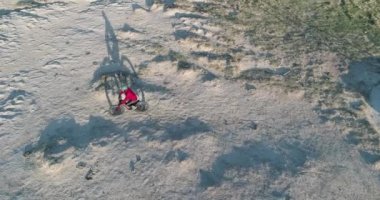 Erkek bisikletçi engebeli Kuzey Colorado çayır - gün batımında uzun gölgeler ile ek yükü havadan görünümü şişman bir bisiklet sürme