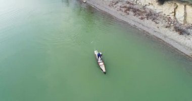 Loveland, Co, Amerika Birleşik Devletleri - 15 Nisan 2018: Sefer erkek paddler ayağa paddleboard - egzersiz Colorado, havadan görünümü sakin Gölde kürek çekmeye