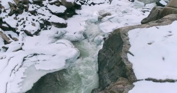 Widok Lotu Ptaka Rzeki Gór Skalistych Zimowej Scenerii Pamięci Podręcznej — Wideo stockowe