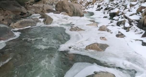 Luftaufnahme Eines Felsigen Gebirgsflusses Winterlicher Landschaft Cache Poudre Fluss Großen — Stockvideo