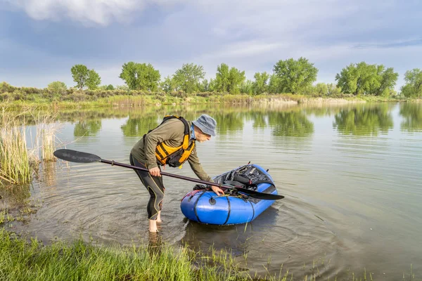 Packraft 一人轻型筏 用于探险或冒险赛 在春季湖岸边的一个高级男性 — 图库照片