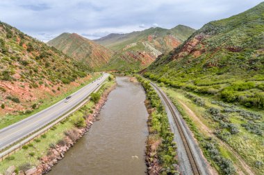 Colorado Nehri ve I-70 karayolu Güney Kanyonu aşağıda Glenwood Springs, Colorado, havadan görünümü